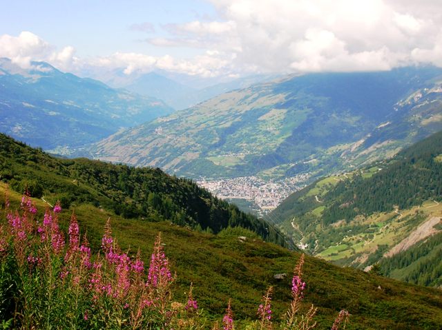 N90 near La Rosiere looking back to Bourg St Maurice